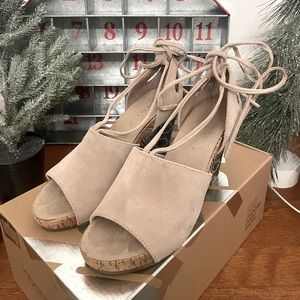 Aerosoles Leather Wedge Shoes Wrap Ankle In Beige size 6.5 Great Condition